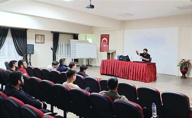 Kayseri'de Verilen Etkili İletişim Semineri
