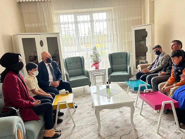 Vali Mustafa Koç, Engelliler Haftası kapsamında Özel Bir Aileyi Ziyaret Etti