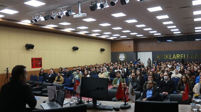 Kırklareli Üniversitesi Hukuk Öğrenci Kulübü ve Kırklareli Barosu işbirliğinde Tıp Hukuku Konferansı Gerçekleştirildi