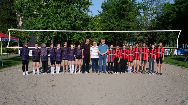 19 Mayıs Atatürk'ü Anma, Gençlik ve Spor Bayramı'nda Plaj Voleybolu Turnuvası Başladı