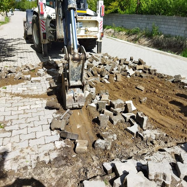 Erciş Belediyesi, Parke Yolların Onarımı İçin Çalışmalarını Sürdürüyor