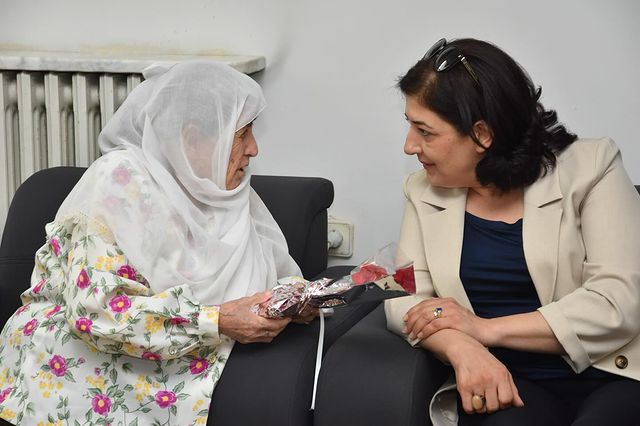 Karabük Valisi Mustafa Yavuz'un eşi Süreyya Yavuz, Anneler Günü'nde Yücel Huzurevi'ni ziyaret etti