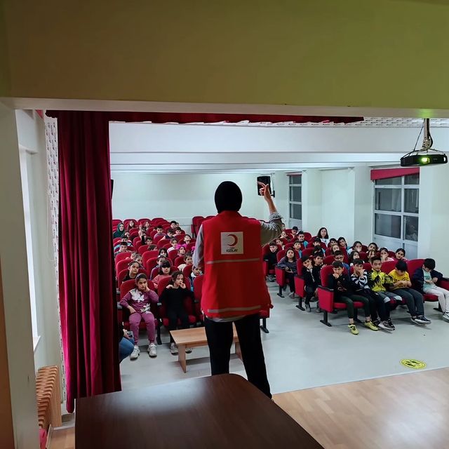 Türk Kızılay'ından Yakınkent İlkokulu'na Öğretici İlk Yardım Eğitimi