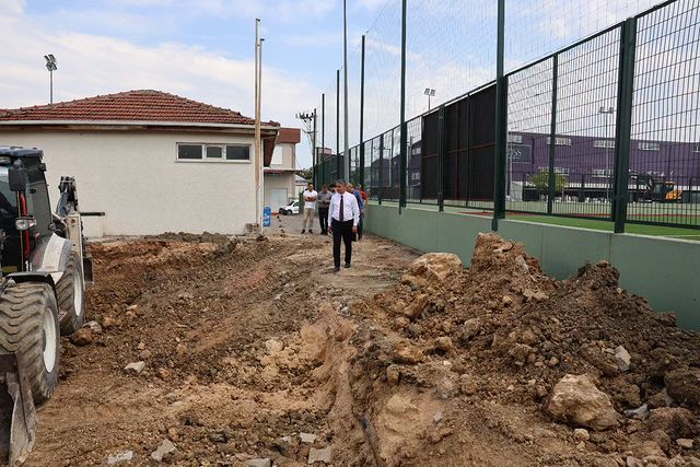 Bursa Gençlik ve Spor İl Müdürlüğü Yeni Sanayi Futbol Sahası'nda Bakım ve Modernizasyon Çalışmaları Başladı