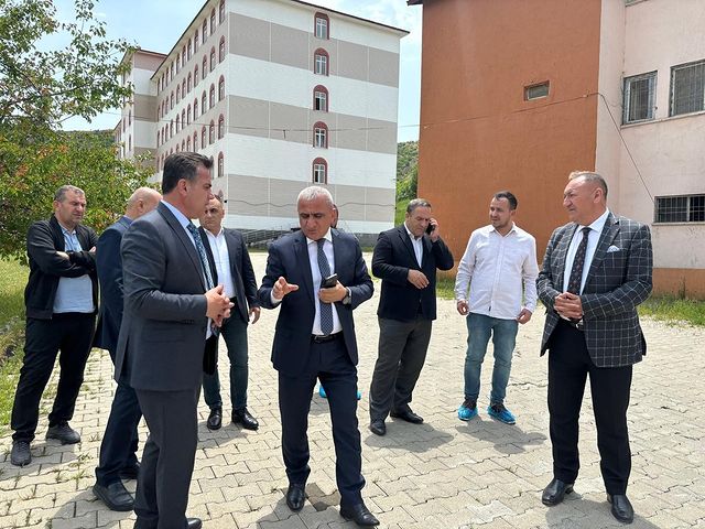 Bitlis İl Milli Eğitim Müdürü ve İl Müdür Yardımcıları Hizan İlçe Milli Eğitim Müdürü ile Hizan Mesleki ve Teknik Anadolu Lisesi'ni Ziyaret Etti