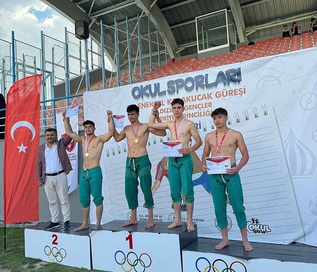 Altınova Belediye Spor Kulübü güreşçisi Enes Olgun, Okul Sporları Gençler Karakucak Türkiye Şampiyonası'nda gümüş madalya kazandı