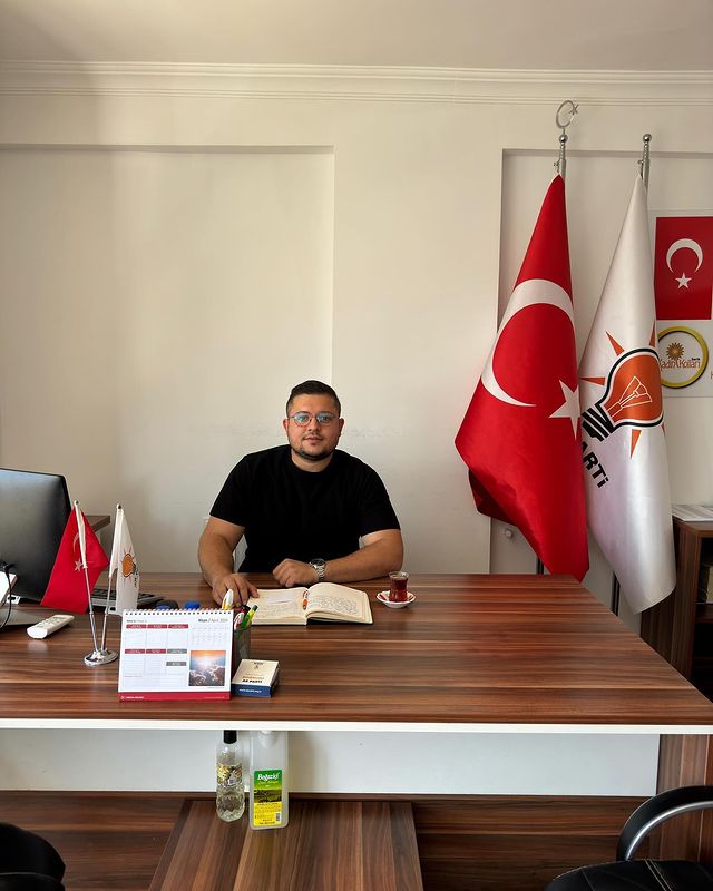 AK Parti Serik İlçe Başkanlığı'nda Ali Yiğit Erkek, nöbetçi başkanlık görevini üstlendi.