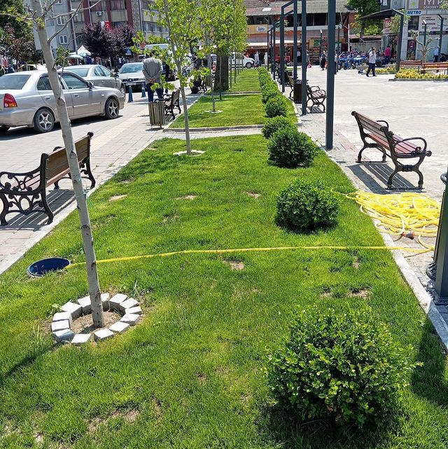 Gökçebey Belediyesi, İlçenin Estetiğine Katkı Sağlayan Çim Biçme Çalışmalarını Sürdürüyor