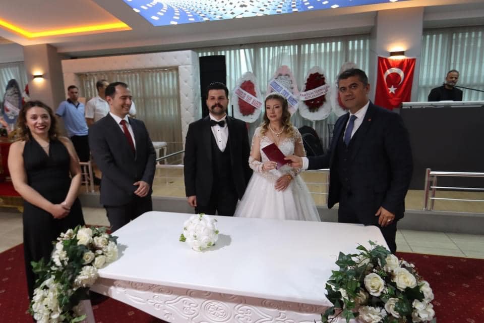 AK Parti Tekirdağ İl Başkanlığı'ndan Ecem ve Batuhan'ın Düğününe Katılım