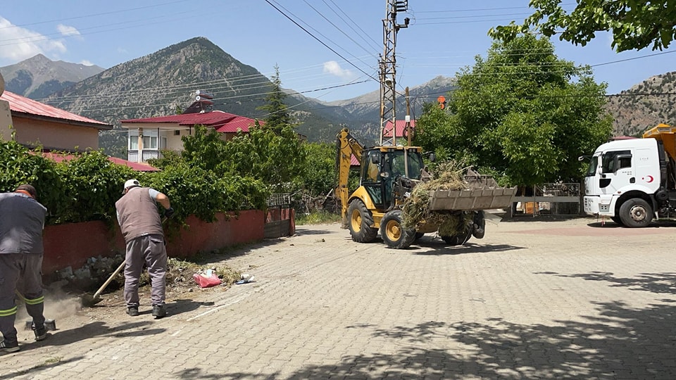Pozantı Belediyesi Alpu Mahallesi'nde Kapsamlı Bir Temizlik Çalışması Gerçekleştirdi