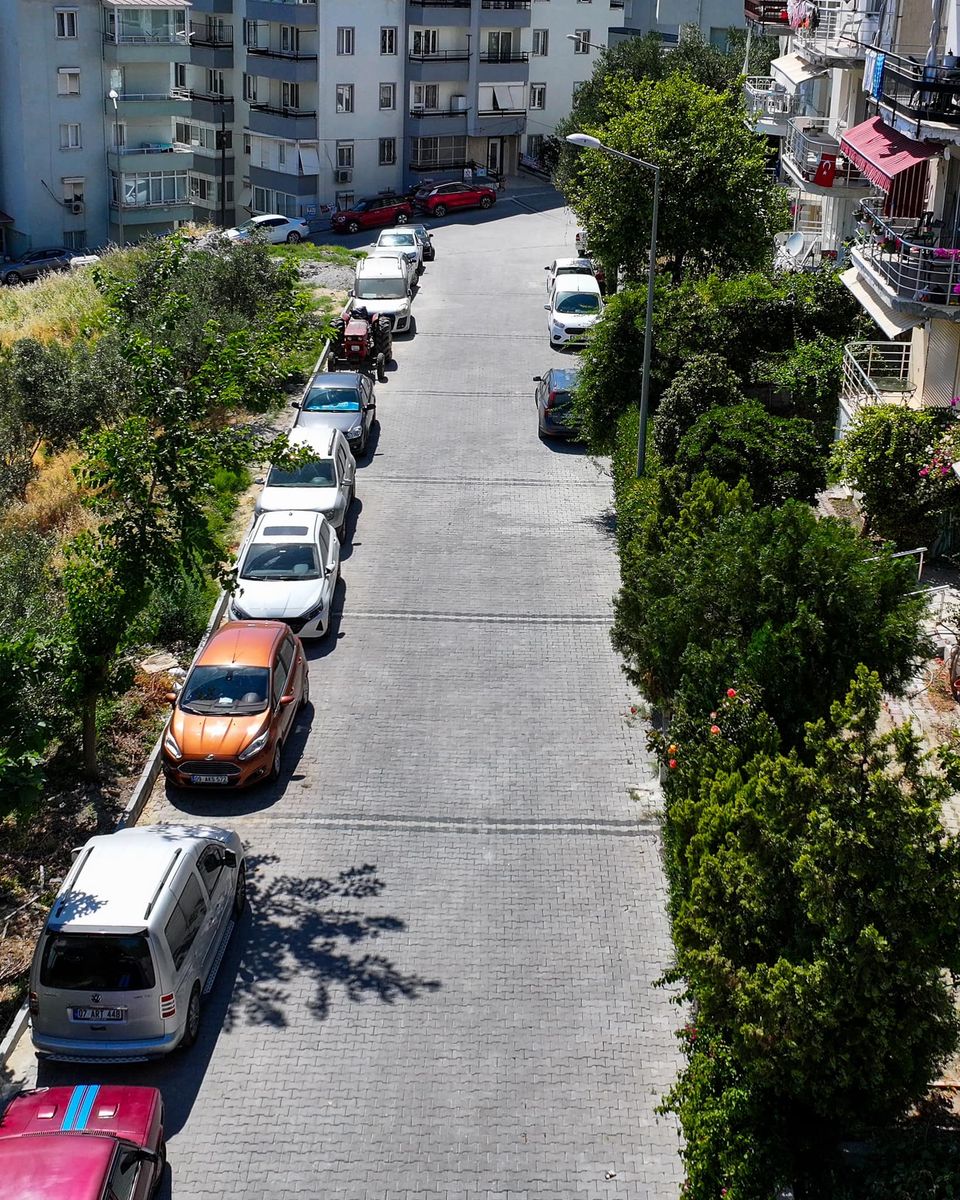 Kuşadası Belediyesi Türkmen Mahallesi'nde Kilit Parke Döşeme Çalışması Yaptı
