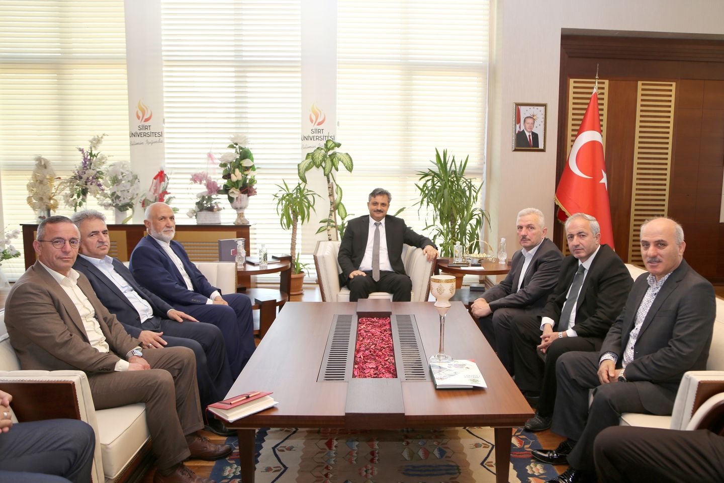 Ziyarette Siirt Üniversitesi Rektörü Prof. Dr. Nihat Şındak'ı Siirt Vakfı Heyeti Makamında Ağırladı