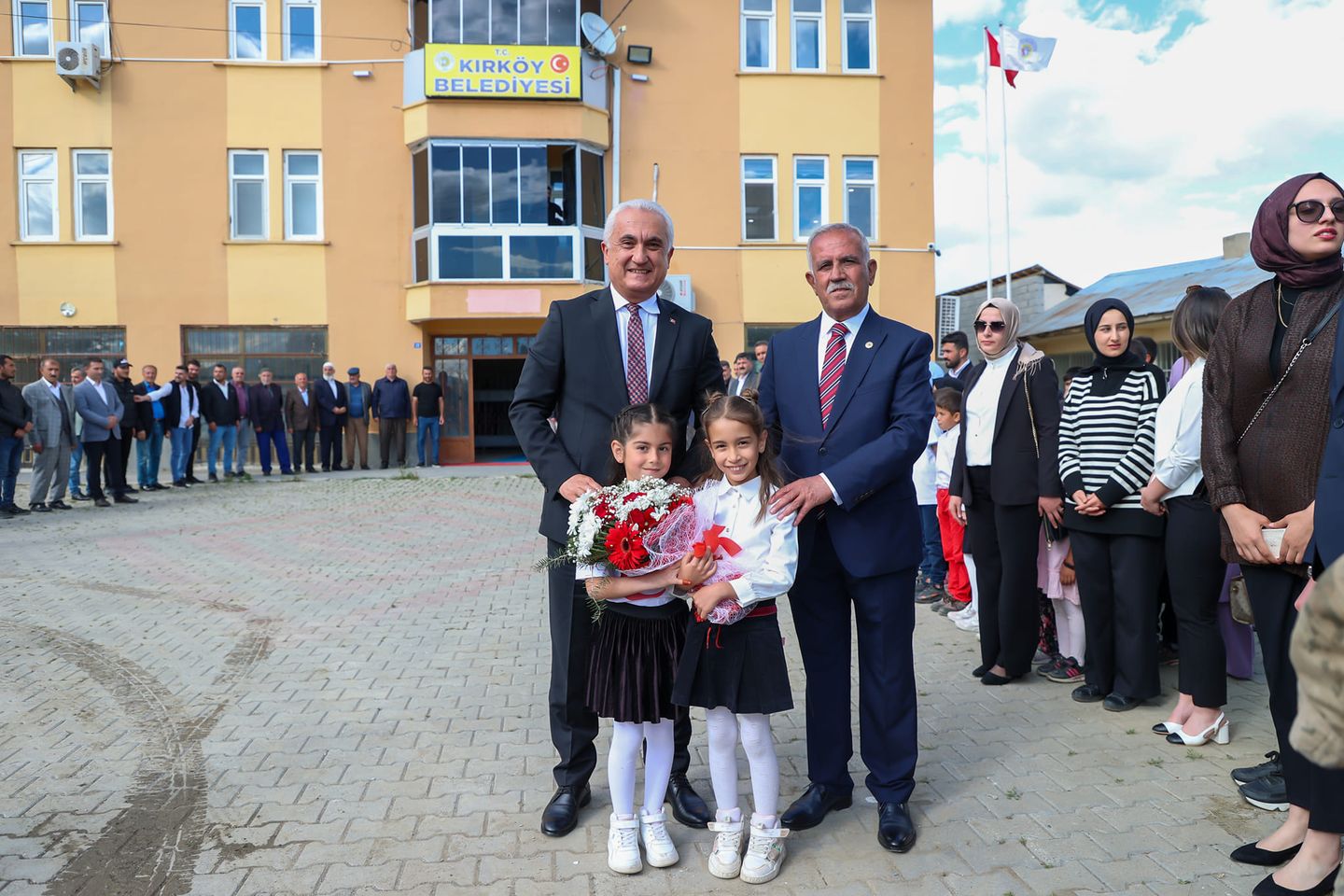 Vali Avni Çakır Belde Belediye Başkanıyla Nezaket Ziyaretinde Bulundu