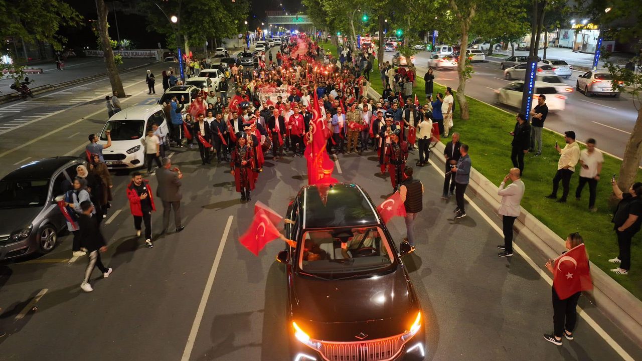AK Parti Kahramanmaraş İl Başkanlığı 19 Mayıs Gençlik Bayramı'nda Fener Alayı'na Katıldı