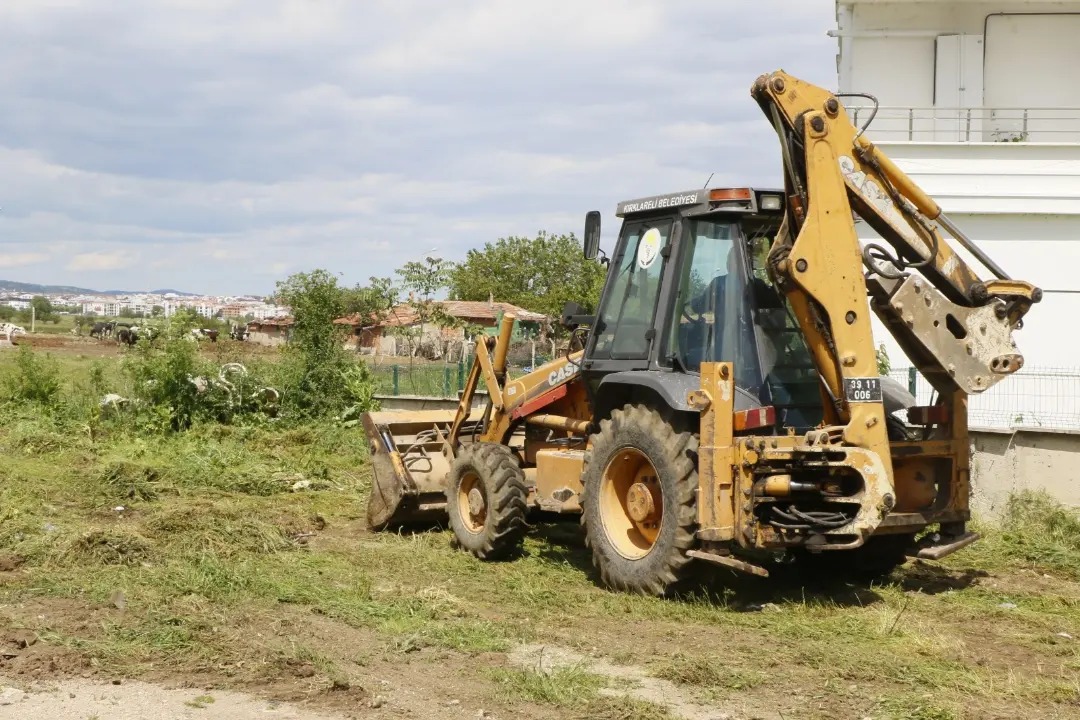 Kırklareli Belediyesi Boş Arazi Temizlik Çalışmalarıyla Vatandaşların Şikayetlerini Gideriyor