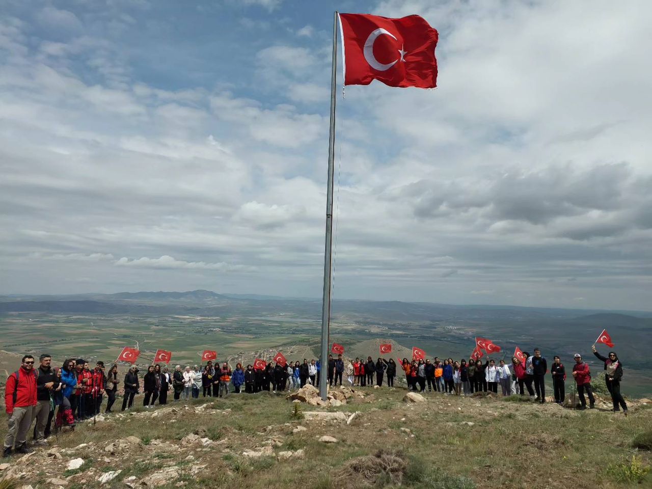 19 Mayıs Atatürk’ü Anma Gençlik ve Spor Bayramı'nda Kırşehir Gençlik ve Spor İl Müdürlüğü Gönüllü Gençlerle Cemele Dağ Tırmanışı Etkinliği Düzenlendi