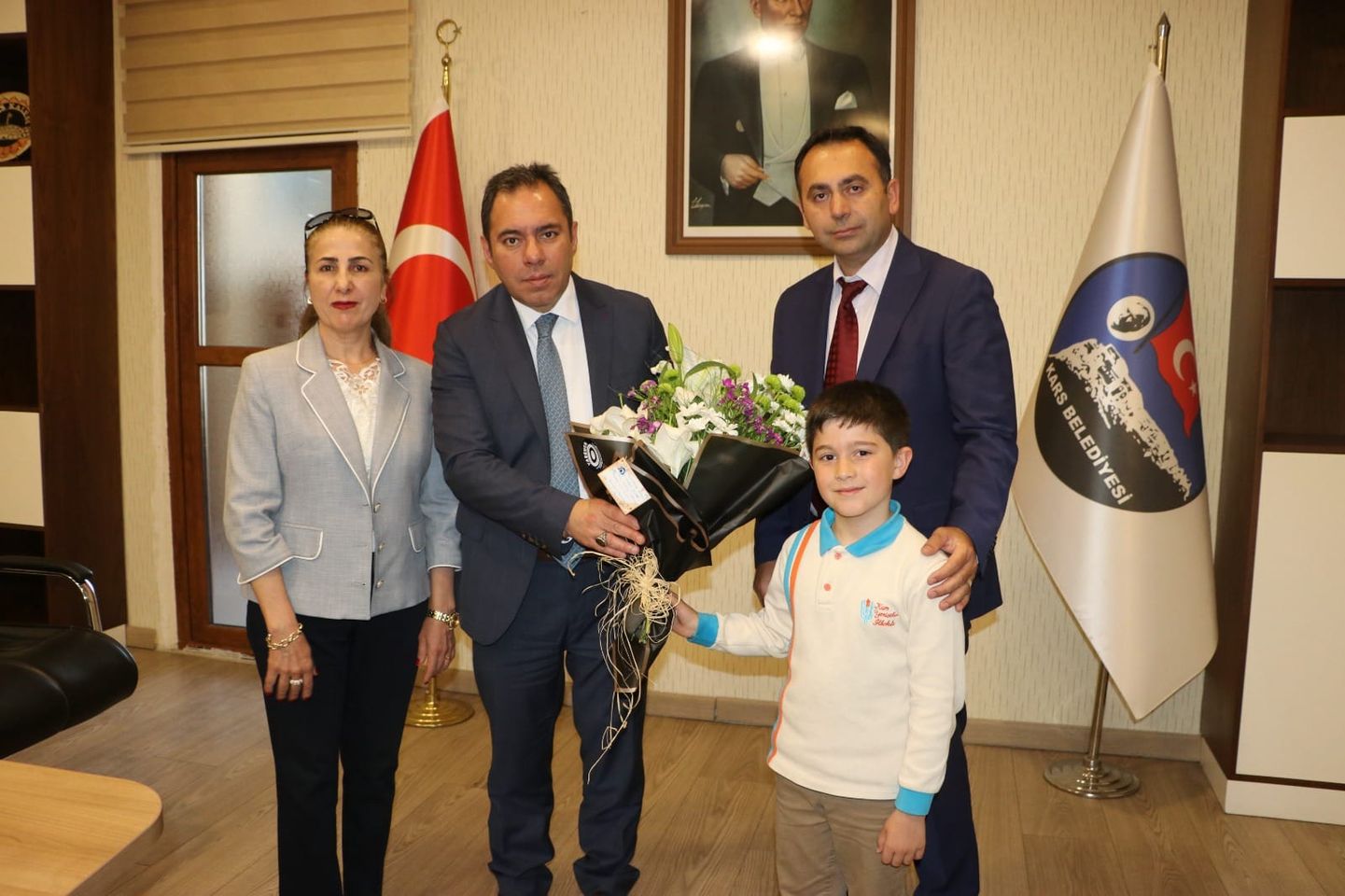 Kars'ta Yenişehir İlköğretim Okulu Öğrenci ve Öğretmenleri Belediye Başkanı Prof. Dr. Ötüken Senger'i Ziyaret Etti