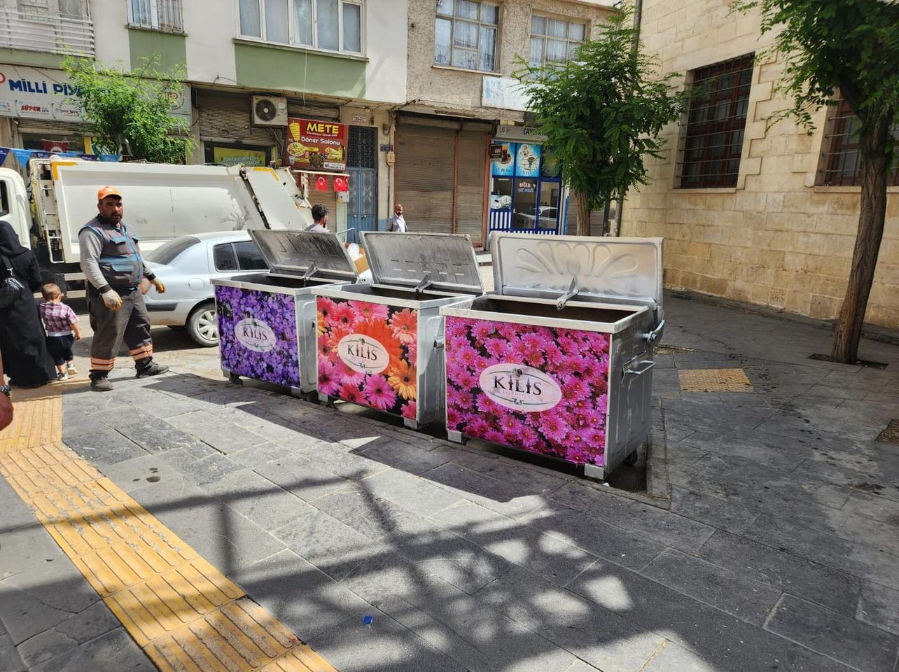 Kilis'te Çöp Kutuları Çiçeklerle Süslendi