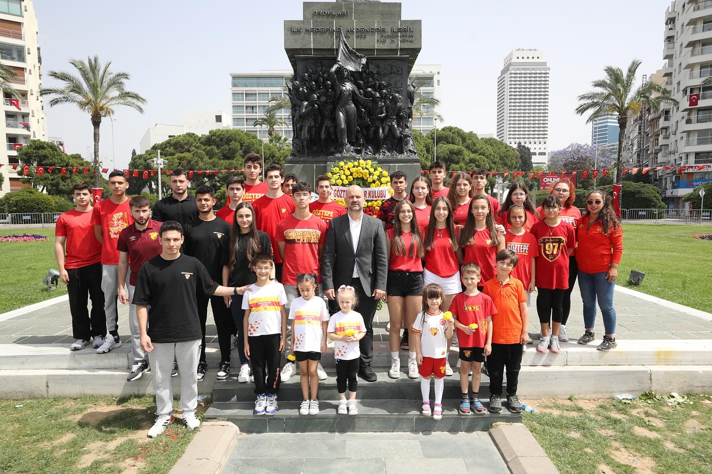 Göztepe Spor Kulübü Atatürk Anıtı'na Çelenk Bıraktı
