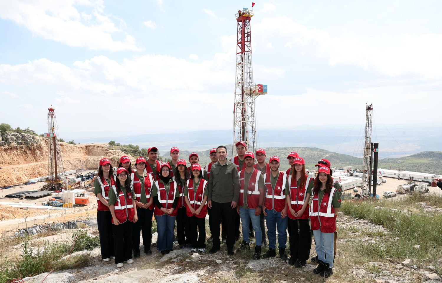 Enerji Bakanı Bayraktar, Genç Mühendis Adaylarıyla Gabar Dağı'nda Buluştu