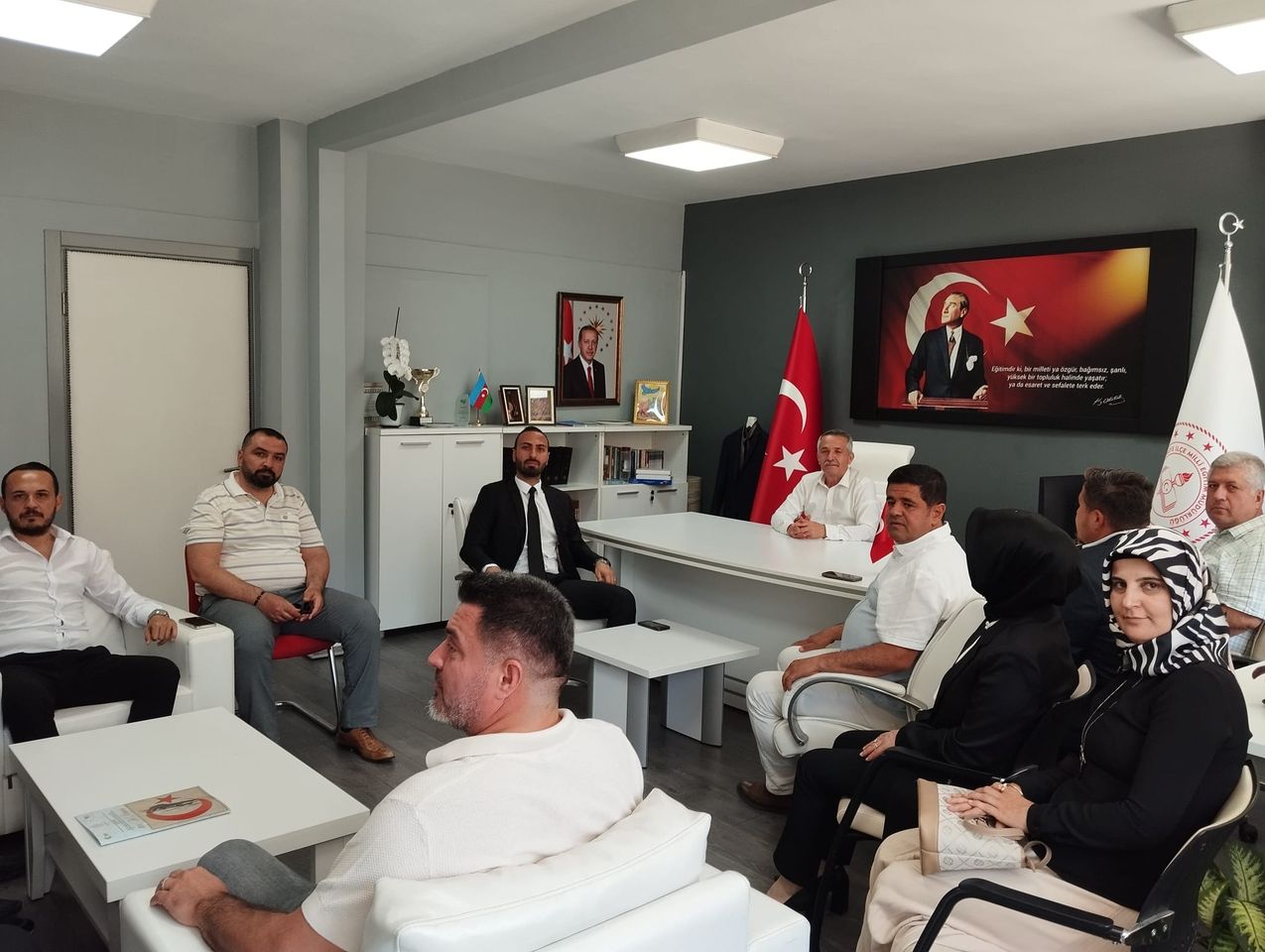 AK Parti İlçe Başkanı Murat Çağlar Ayıkoğlu, İlçe Milli Eğitim Müdürü Faruk Kaya'yı Ziyaret Etti