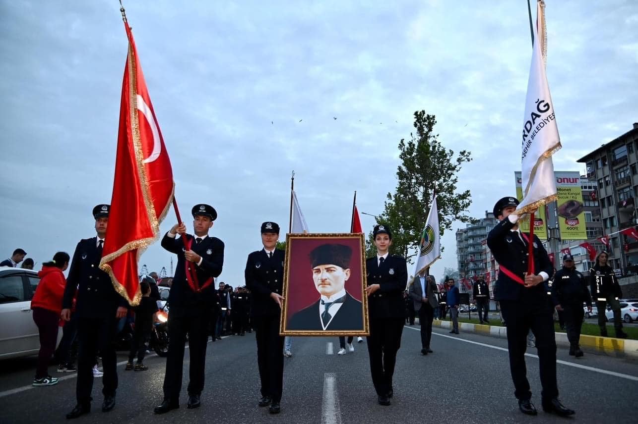 CHP Milletvekili İlhami Özcan Aygun, Gençlik Festivali Fener Alayı'na Katıldı