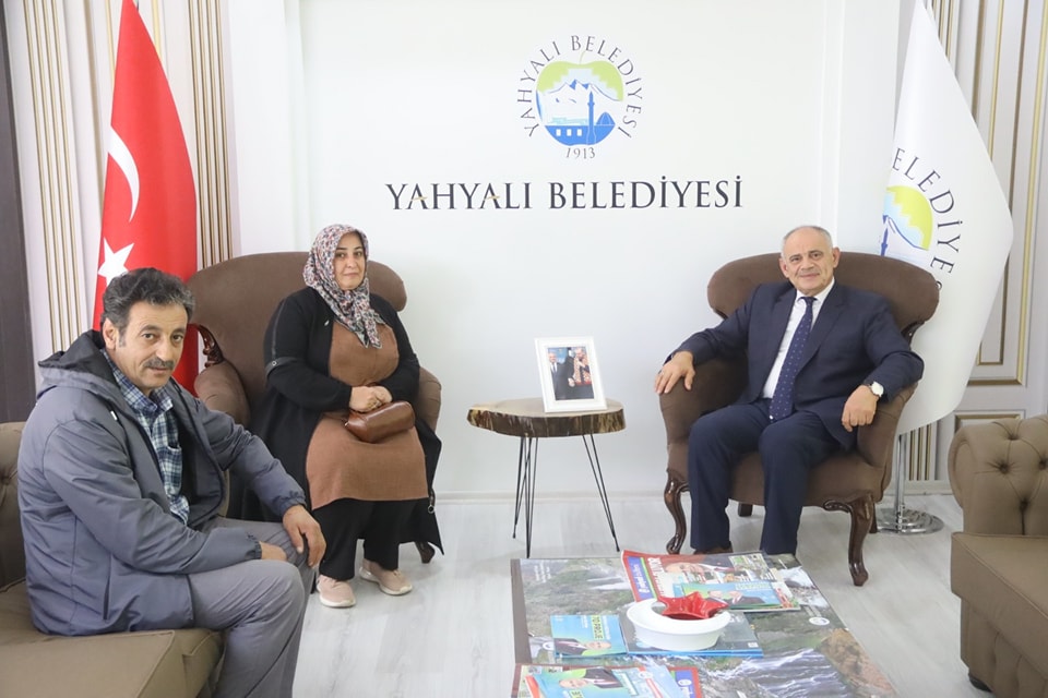 Yahyalı'da Rabia Dağ ve Durmuş Dağ Çifti, Belediye Başkanı Esat Öztürk'ü Ziyaret Etti