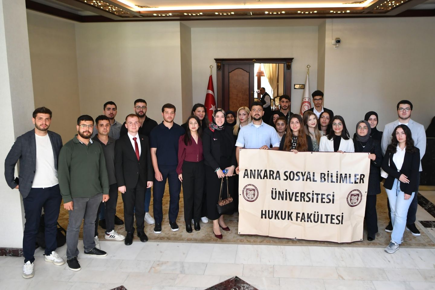 Ankara Sosyal Bilimler Üniversitesi Hukuk Fakültesi Öğrencileri Ankara Valisi Vasip Şahin'i Ziyaret Etti