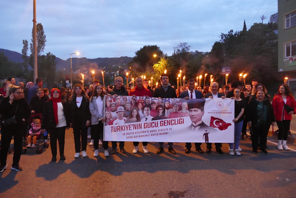 Zonguldak'ın Kilimli İlçesinde Fener Alayı Kutlamaları Gerçekleştirildi