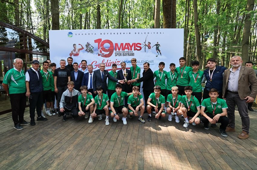 Sakarya Büyükşehir Belediye Başkanı Yusuf Alemdar Genç Sporcularla Buluştu