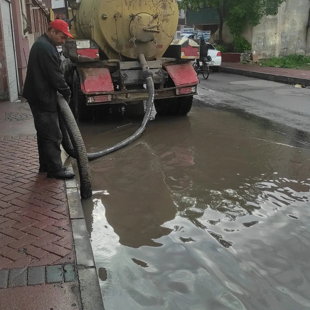 Ağrı Belediyesi Ekipleri, Sağanak Yağış Sonrası Su Birikintilerini Temizliyor