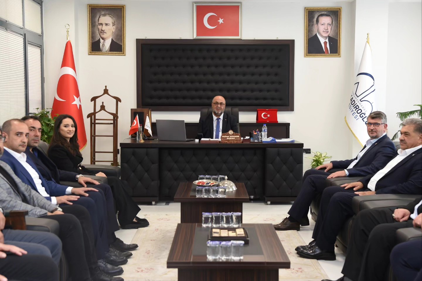 Ak Parti Temsilcileri Yeni Belediye Başkanı Mehmet Akpınar'ı Ziyaret Etti