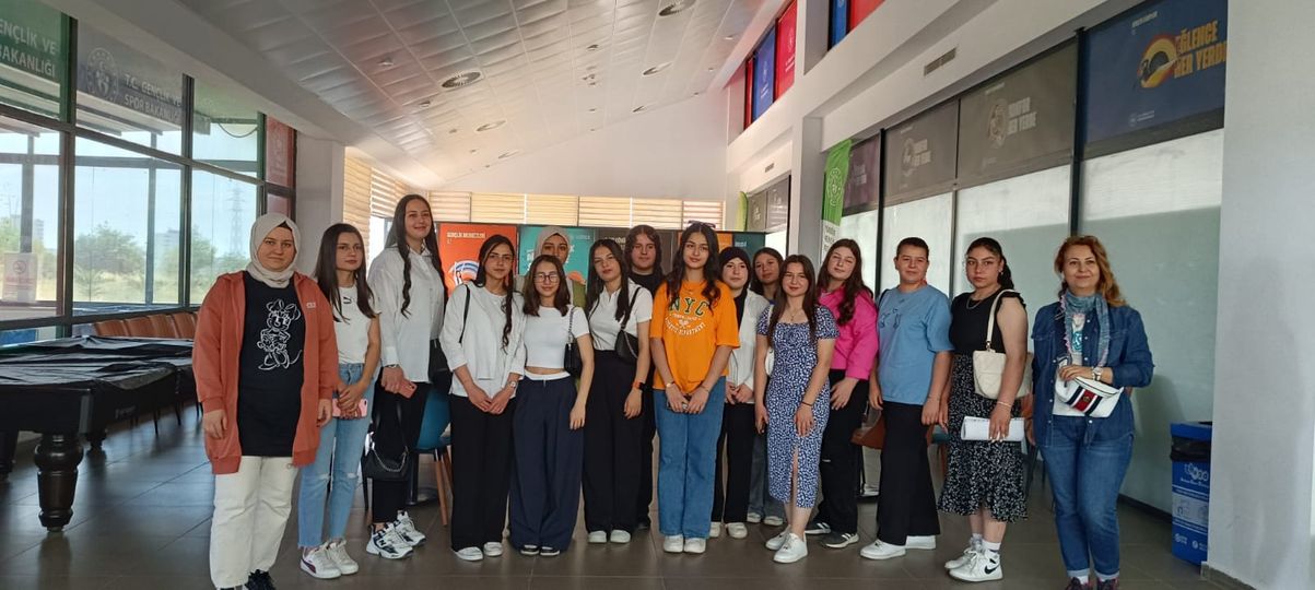 Adana'da Gençlik Merkezi, Mesleki ve Teknik Eğitim Veren Bir Liseyi Ziyaret Etti
