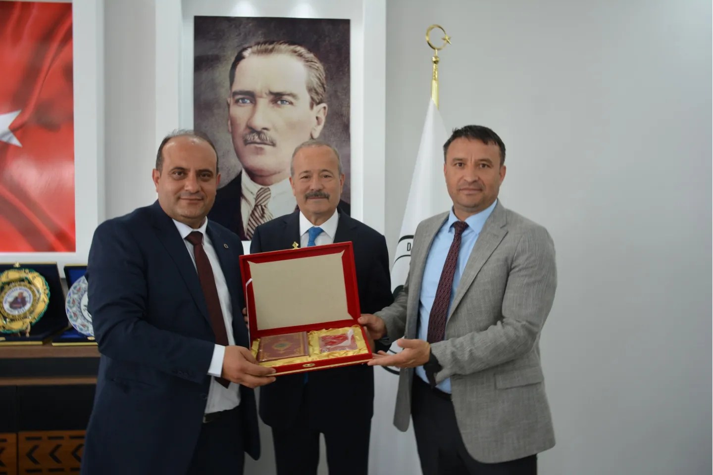 Afyonkarahisar'da MHP Heyeti Belediye Başkanı Ahmet Mert'i Ziyaret Etti