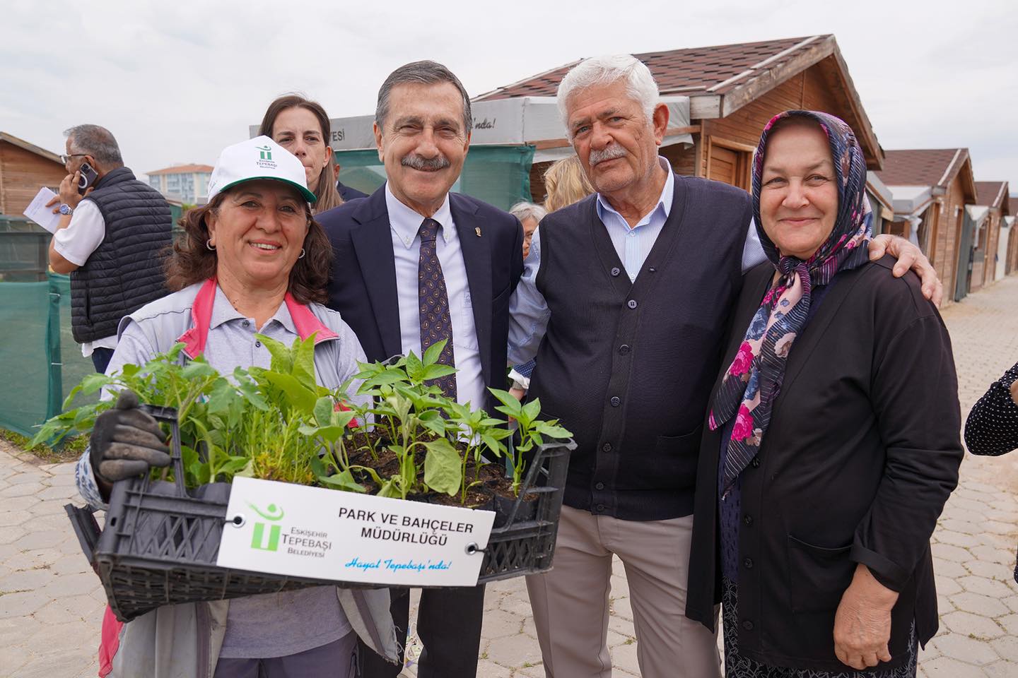 Tepebaşı Belediyesi Tarafından Gönüllü Bahçeler Projesi Kapsamında Fide Dağıtıldı