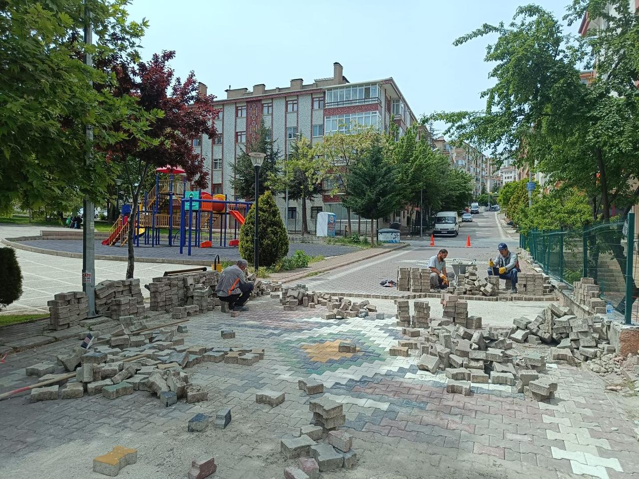 Pursaklar Belediyesi, Yunus Emre Mahallesi'nde Yolları Estetik Hale Getiriyor