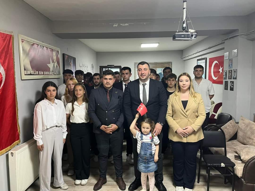 Tekirdağ Ülkü Ocakları İl Başkanı Hayrullah Zıvalıoğlu, Çerkezköy Ülkü Ocakları ilçe başkanlığını ziyaret etti